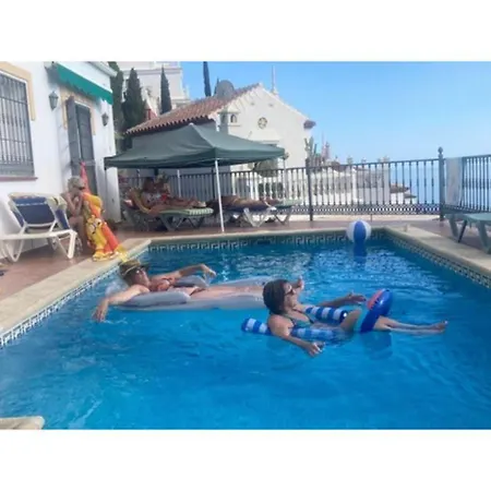 5 Bed Family With Pool